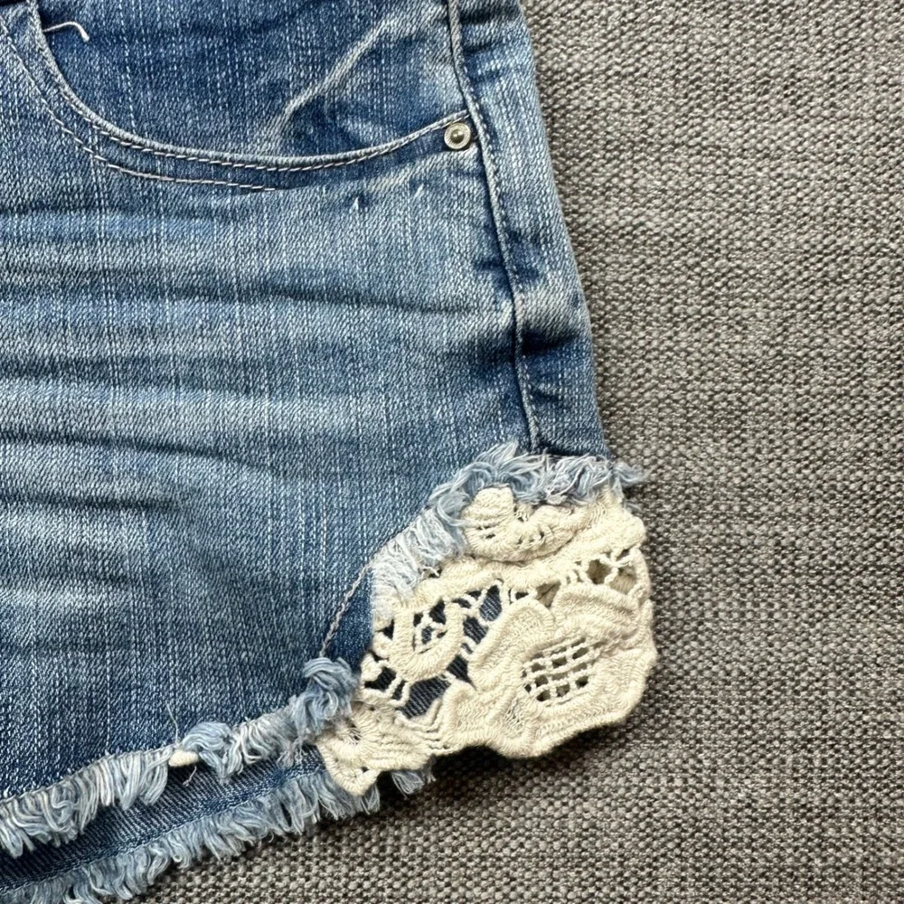 Jolt Denim‎ Shorts Women 11 Blue Lace Crochet Frayed Hem Boho Cut-Offs